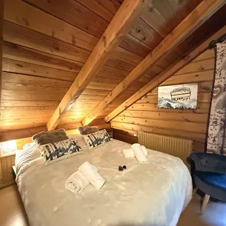 Le Skieur En Bois Chalet *